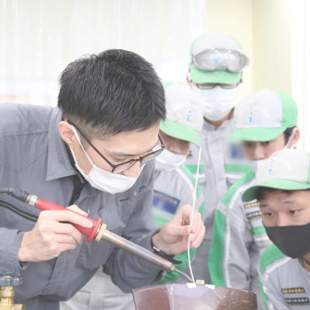 専門学校での樹脂溶接講習の様子