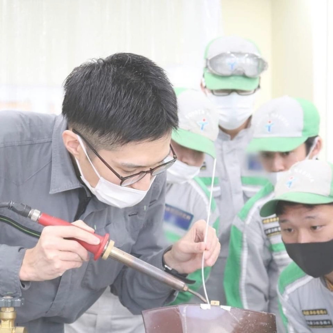 専門学校での樹脂溶接講習の様子