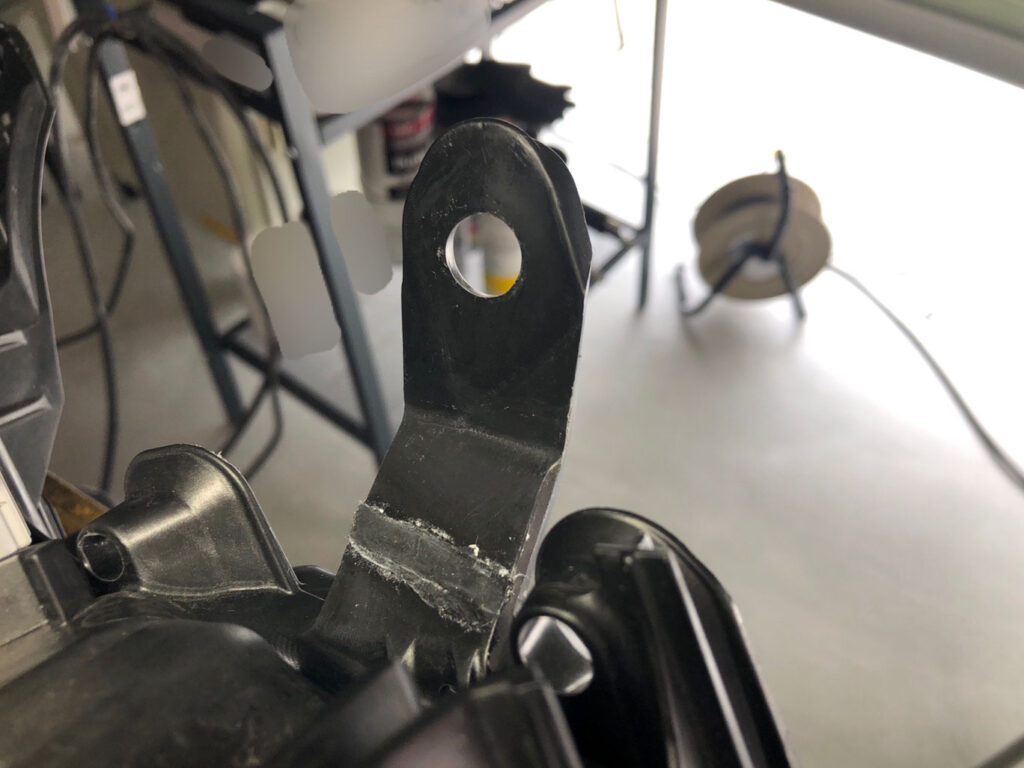 No.28 ヘッドライトステー 修理 トヨタ ランドクルーザー プラド 丸イの樹脂溶接