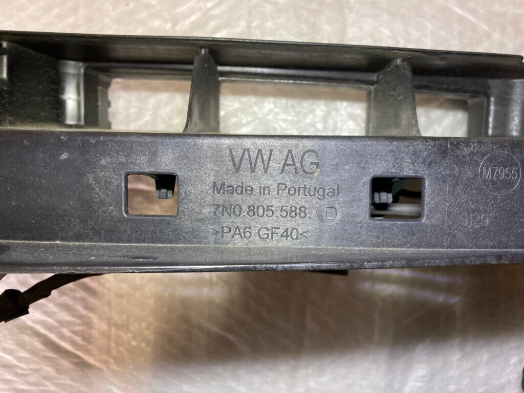 シャランのコアサポートには >PA6 GF40< と記載があるのがわかる